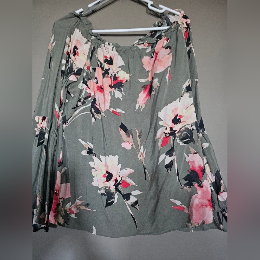 WHBM Long sleeve top with bell sleeves